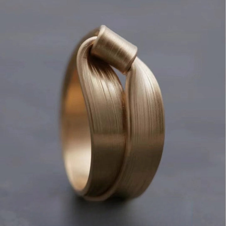 Geometric Twisted Band Ring