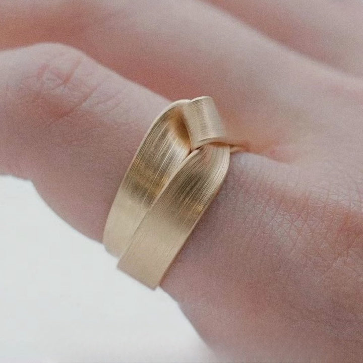 Geometric Twisted Band Ring
